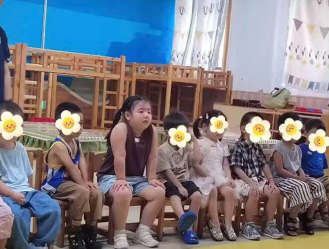 Cô giáo gửi ảnh ngày đầu con đến lớp, mẹ xem xong tá hỏa, vội đăng lên mạng - 1