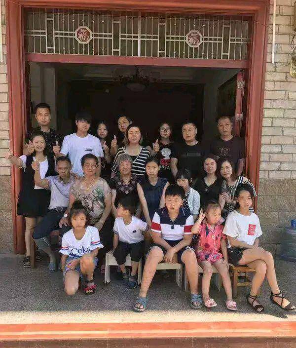 Cặp vợ chồng dậy từ 5h sáng nấu ăn chăm 18 đứa trẻ nghỉ hè, mỗi ngày tốn 50 quả trứng, 30 bắp ngô và 20 cái bánh bao - 3