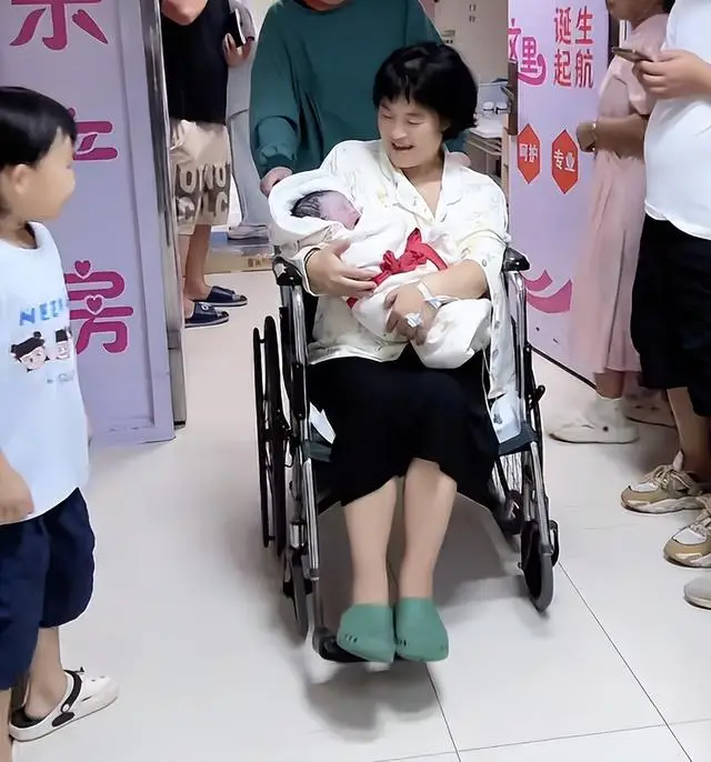 Con dâu vừa rời bàn đẻ đã tuyên bố năm sau sinh con thứ 8, tình trạng hiện tại của bố mẹ chồng gây tranh cãi - 4