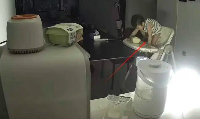 Thậm chí khi sữa ở trên cao, cô bé cũng khéo léo tự mình làm được.