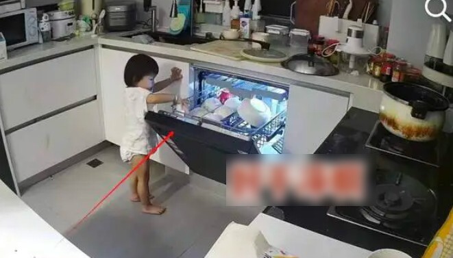 Camera giám sát ghi lại hành động giữa đêm của bé gái 2 tuổi khiến bố mẹ sửng sốt, không ngờ con lại như vậy - 3