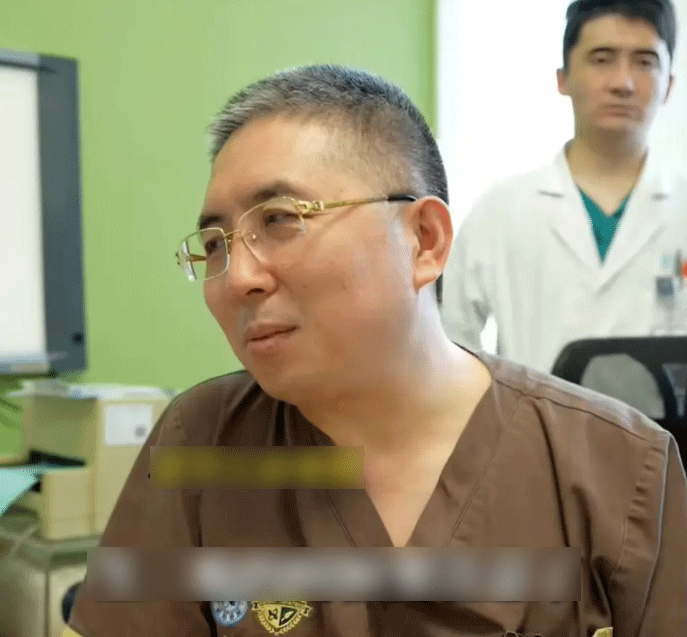 Bác sĩ vô cùng buồn khi nhận thấy bệnh tình nặng ở cháu bé.