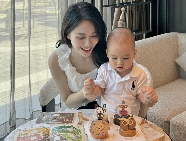 Á khôi sinh viên 2 năm sinh 2 con cùng chồng Tiến sĩ, mẹ đẹp con xinh khiến Hoa hậu Ngọc Hân cũng phải amp;#34;xin víaamp;#34; - 10