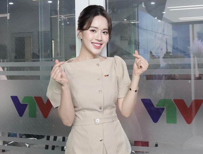 Á khôi sinh viên 2 năm sinh 2 con cùng chồng Tiến sĩ, mẹ đẹp con xinh khiến Hoa hậu Ngọc Hân cũng phải amp;#34;xin víaamp;#34; - 1