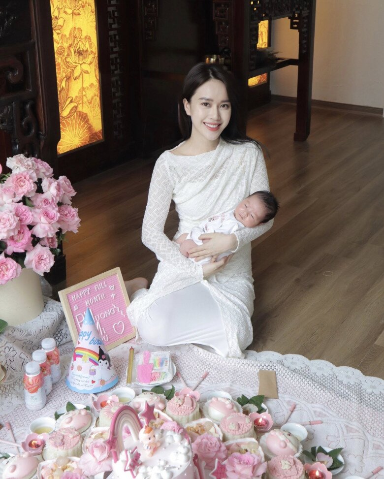Em bé thứ hai mới hơn 2 tháng.