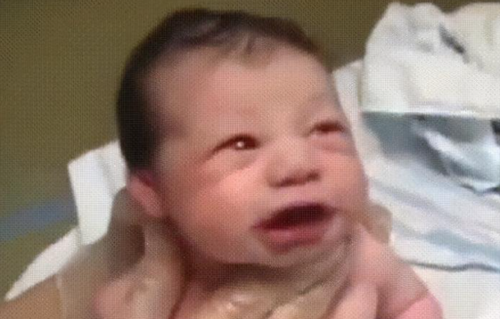 Con sơ sinh vừa chào đời mỉm cười rõ tươi, bác sĩ tát mạnh, bố định kiện nhưng mẹ cảm ơn rối rít - 3