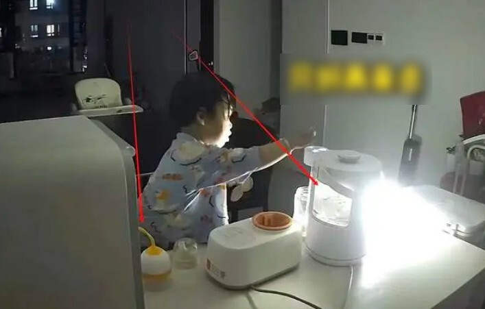 Nhiều đêm bé tự thức dậy và tự pha sữa.
