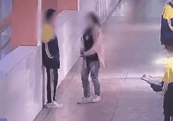 Con trai 14 tuổi nhảy lầu tự tử vì bị mẹ tát ở trường học và loạt bi kịch đau lòng sau đó - 2