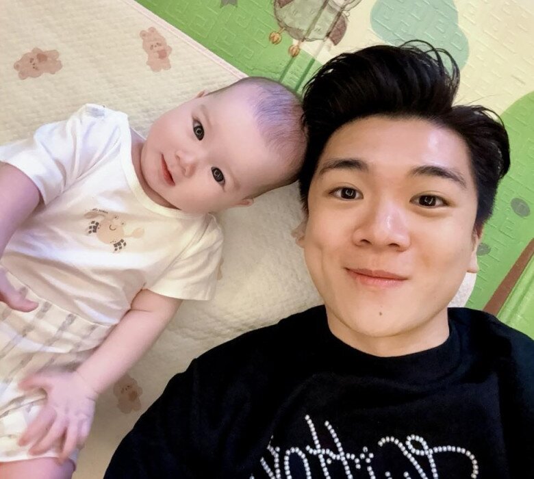 Anh chồng Phó TGĐ Ngân hàng của HH Đỗ Mỹ Linh làm bố đơn thân, khoe con gái thứ 3 da trắng bóc, mắt đẹp hệt bố - 4
