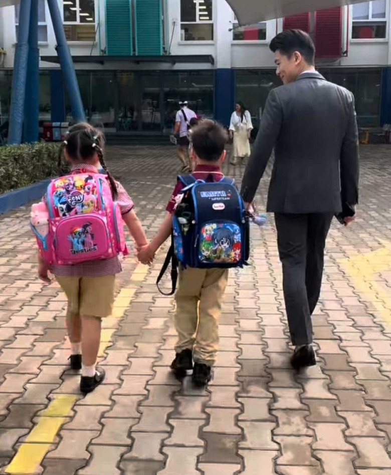 Anh chồng Đỗ Mỹ Linh dành thời gian đưa đón các con đi học.