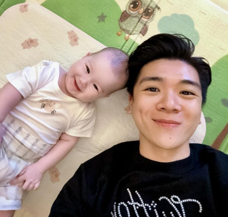 Cô bé có nước da trắng và nụ cười rất duyên.