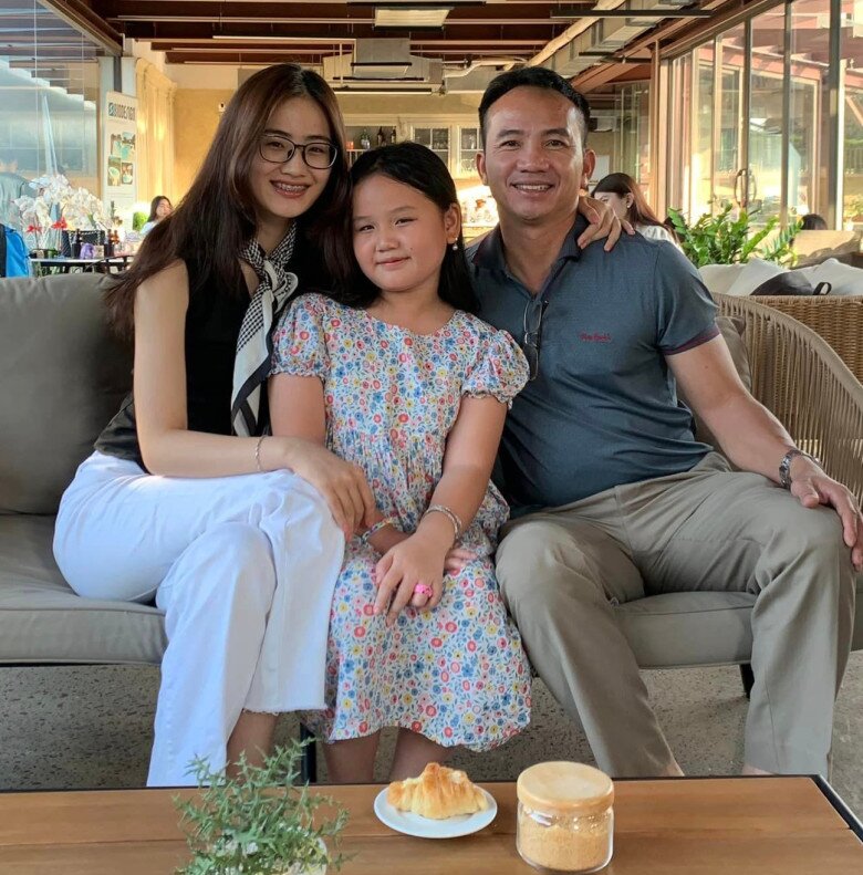 Ý Nhã thân thiết với chị gái Ý Nhi.