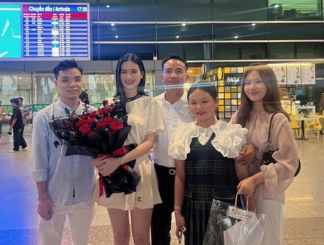 Ý Nhã luôn ủng hộ chị gái trong mọi quyết định. Lần nào cô bé cũng ra sân bay tiễn chị gái.