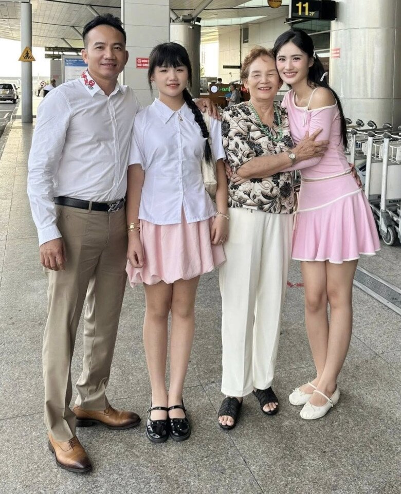 Cô bé sở hữu vóc dáng thon gọn và một gương mặt thu hút.