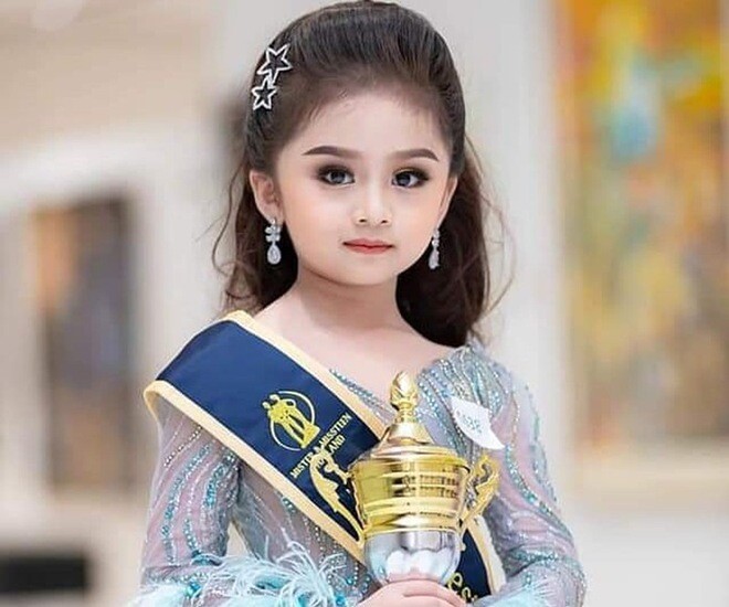 Gương mặt Baifern Freya xinh cuốn hút.