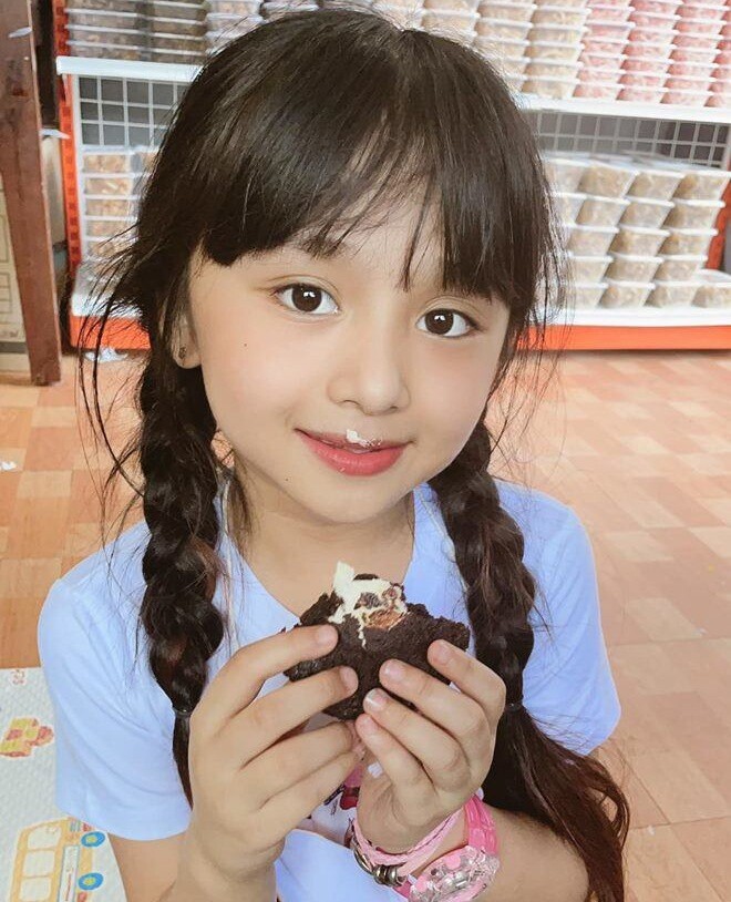 Gương mặt Baifern Freya lúc nhỏ từng rất được khen ngợi.