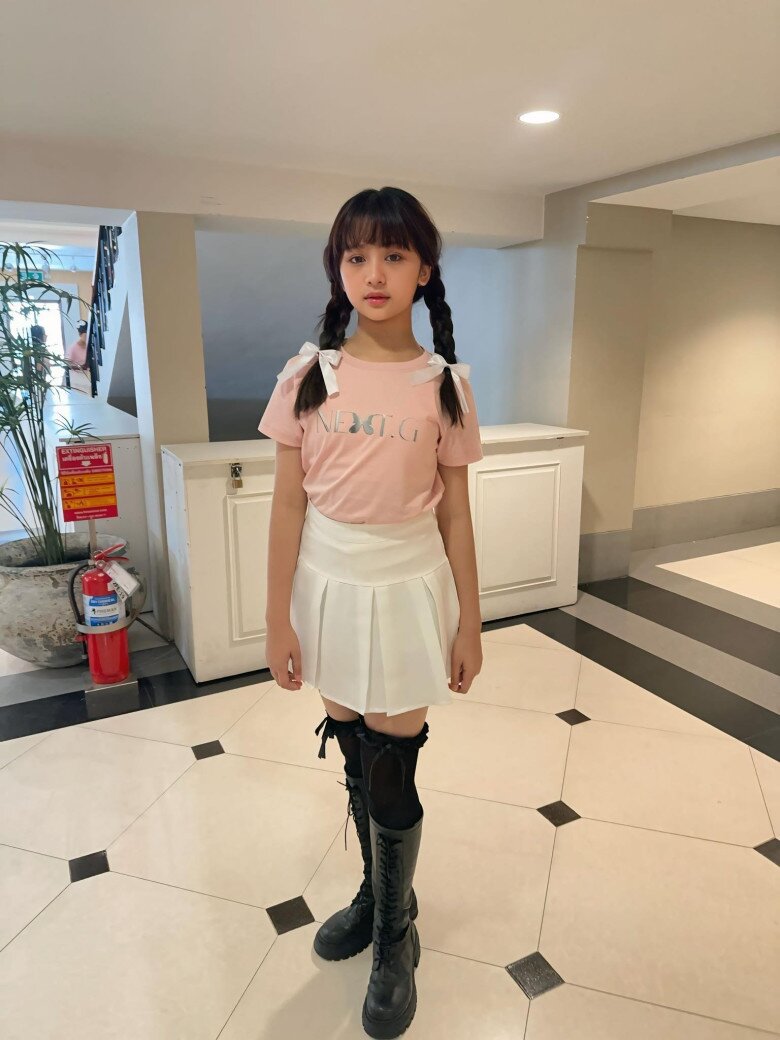 Một số hình ảnh đời thường của cô bé khi không trang điểm vẫn rất xinh xắn.