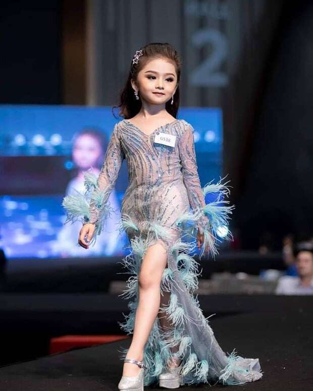 Hoa hậu nhí có màn catwalk ấn tượng.