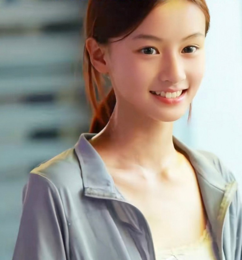 Video bé gái xinh đẹp trên phố đi bộ hút 6 triệu lượt xem.