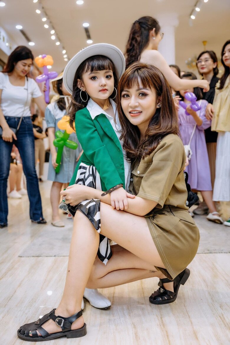Bé gái Hà Nội hóa thân thành nữ quân nhân dịp Đại lễ A80, được khen xinh hệt amp;#34;Cô giáo búp bê đình đám MXHamp;#34; - 8