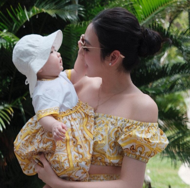 Bé gái amp;#34;trắng như cục bộtamp;#34;, xinh chuẩn mỹ nhân tương lai, khiến HH Đỗ Mỹ Linh, Á hậu Thanh Thanh Tú khen nức nở - 5