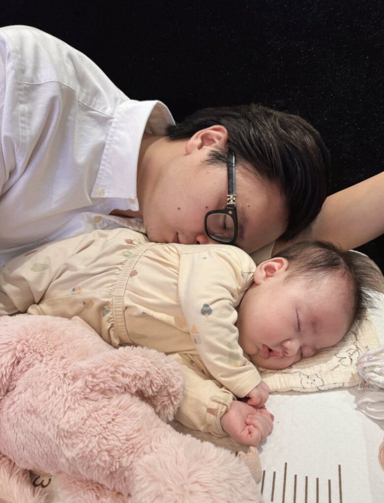 Á hậu Việt thích thú chia sẻ khoảnh khắc bố nào con nấy.