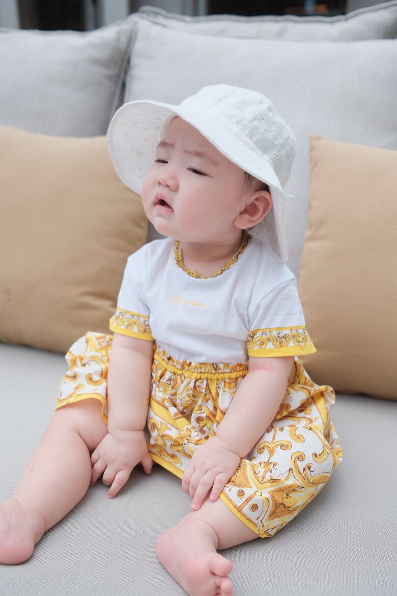 Làn da trắng tinh là điểm nhấn khiến con gái Á hậu Tú Anh thu hút tất cả mọi người.