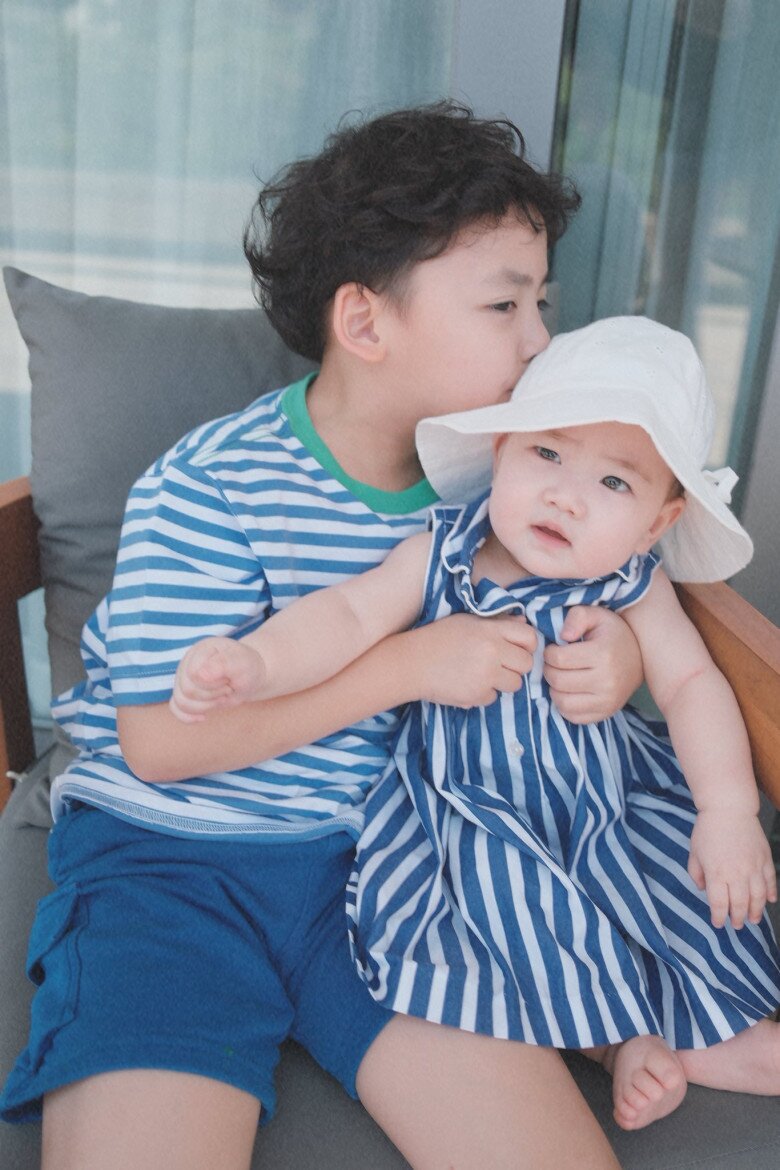 Mặc dù cũng có con gái nhưng Hoa hậu Đỗ Mỹ Linh vẫn không khỏi mê mẩn con gái Á hậu Tú Anh.