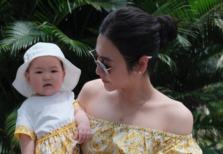 Cô bé được nhận xét giống y hệt ông nội - bố chồng Á hậu Tú Anh.