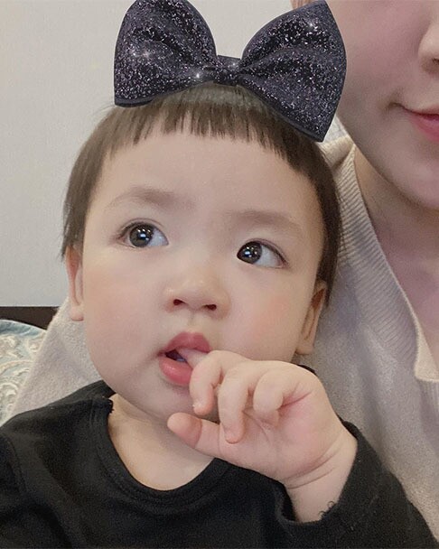 Con trai lớn của Á hậu Tú Anh - bé Kem cũng rất điển trai từ nhỏ, là một trong những hot kids mạng xã hội được nhiều mẹ bỉm yêu mến.