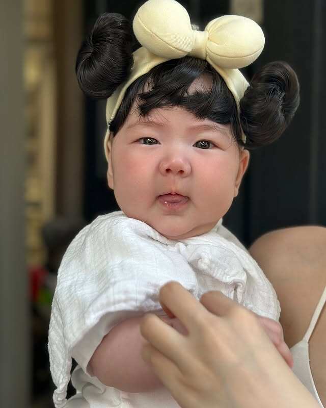 Con ít tóc nhưng mẹ muốn làm đẹp quá rồi nên đành đội tóc giả thôi nha.