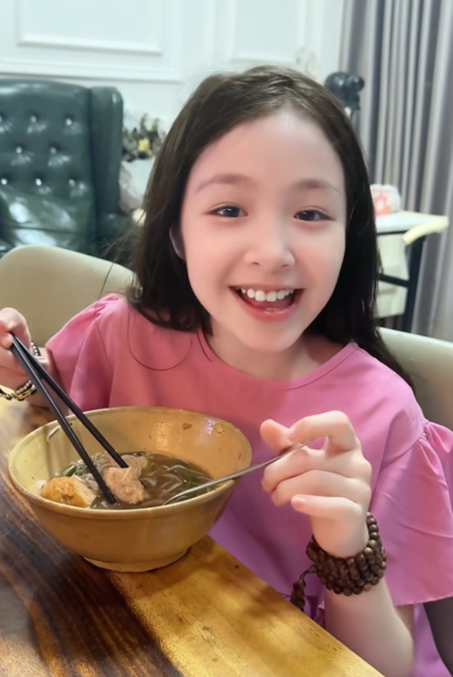 Bé gái Việt giành giải Nhất trên báo Anh vì xinh như thiên thần, giờ 11 tuổi gương mặt thay đổi nhiều - 21
