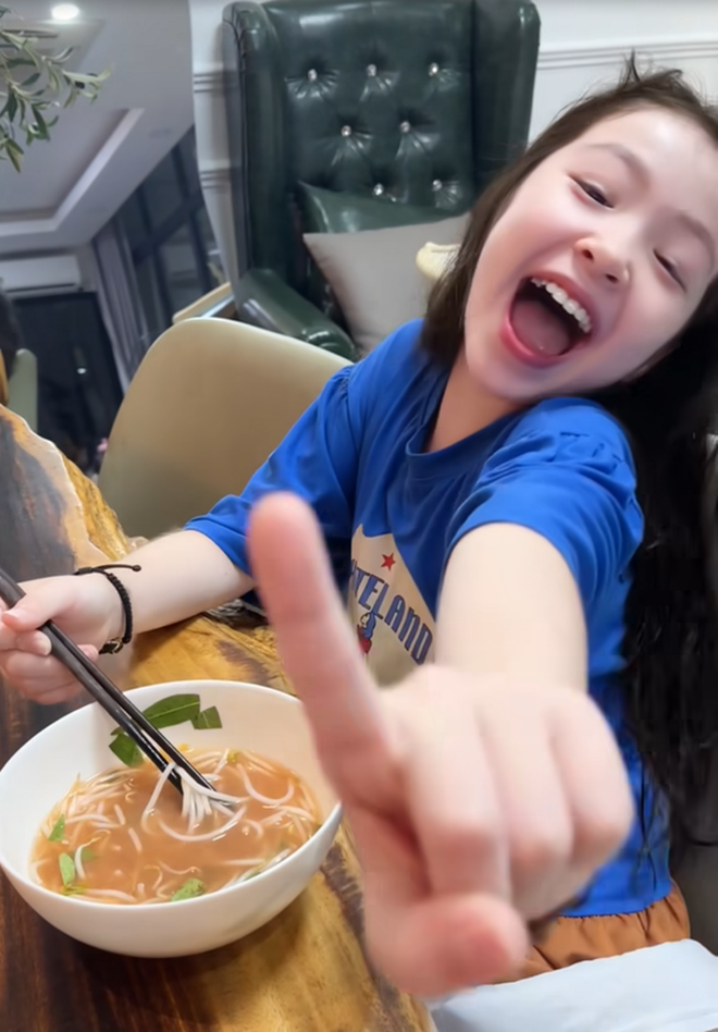 Bé gái Việt giành giải Nhất trên báo Anh vì xinh như thiên thần, giờ 11 tuổi gương mặt thay đổi nhiều - 22