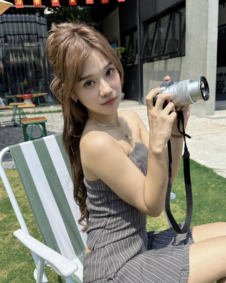 Cô theo học ngành Thương mại, trường Đại học Công nghệ TP.HCM.