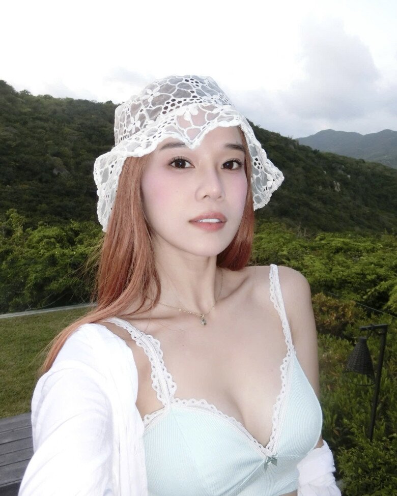 Ngay từ nhỏ, cô nàng đã thể hiện niềm đam mê âm nhạc và sớm tham gia các hoạt động nghệ thuật.