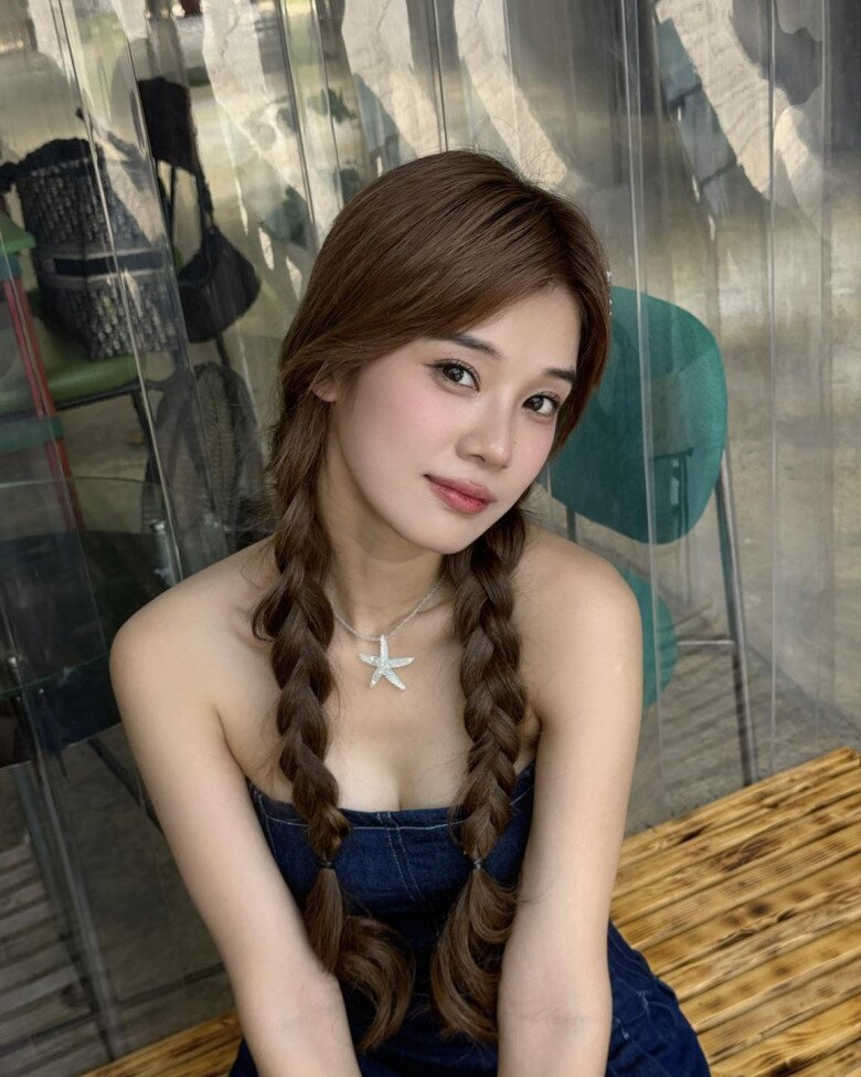 Năm đó, tổng điểm thi của nữ ca sĩ đứng thứ 7 từ trên xuống so với các bạn học sinh đồng trang lứa cùng đăng ký ngành học này.