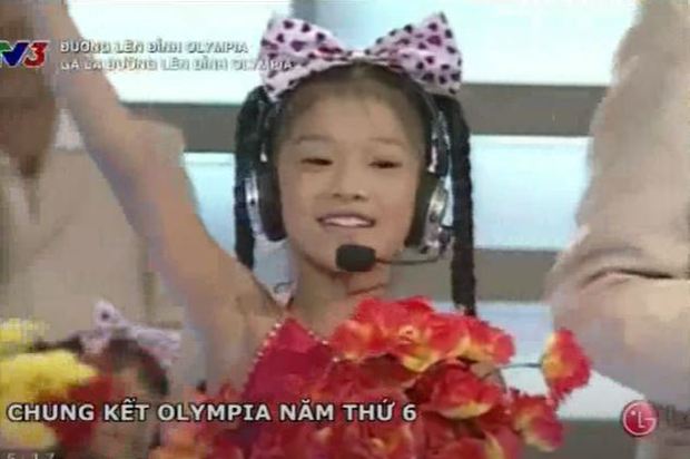 Bé gái nổi bật ở sân khấu 19 năm trước, giờ trưởng thành diện mạo khác hẳn, xây biệt thự 6 tỷ báo hiếu mẹ - 1