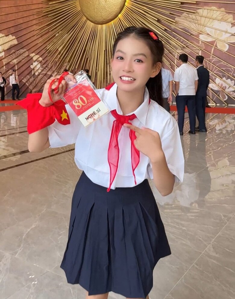 Bé gái amp;#34;đọ sắcamp;#34; 2 Hoa hậu Việt ở Lễ diễu binh, diễu hành 2/9: Cực giỏi, từng chung sân khấu MC Lại Văn Sâm, Hoài Anh - 8