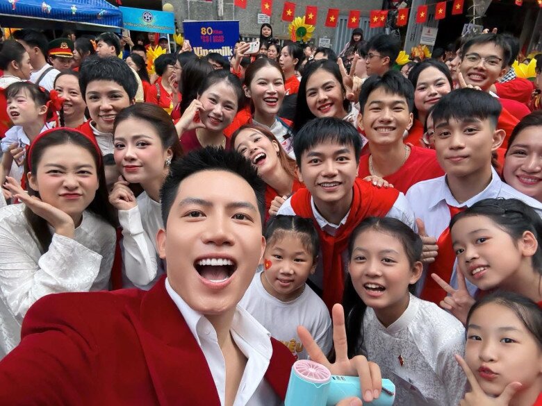 Bé gái amp;#34;đọ sắcamp;#34; 2 Hoa hậu Việt ở Lễ diễu binh, diễu hành 2/9: Cực giỏi, từng chung sân khấu MC Lại Văn Sâm, Hoài Anh - 3