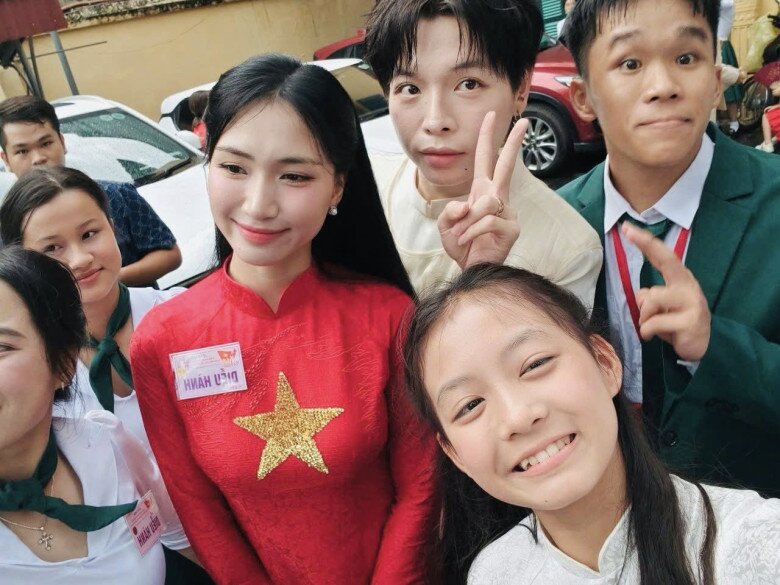 Bé gái amp;#34;đọ sắcamp;#34; 2 Hoa hậu Việt ở Lễ diễu binh, diễu hành 2/9: Cực giỏi, từng chung sân khấu MC Lại Văn Sâm, Hoài Anh - 1