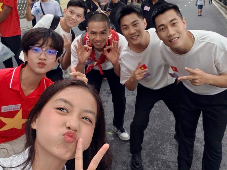 Bé gái amp;#34;đọ sắcamp;#34; 2 Hoa hậu Việt ở Lễ diễu binh, diễu hành 2/9: Cực giỏi, từng chung sân khấu MC Lại Văn Sâm, Hoài Anh - 7