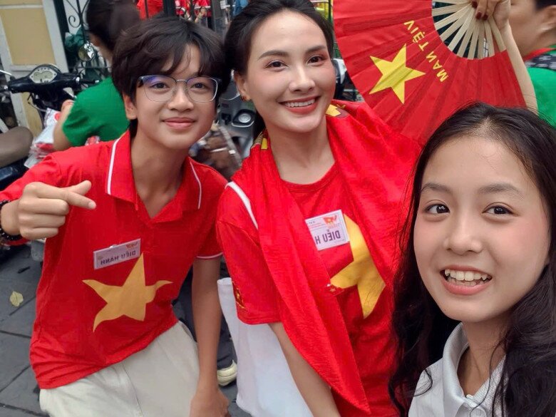 Bé gái amp;#34;đọ sắcamp;#34; 2 Hoa hậu Việt ở Lễ diễu binh, diễu hành 2/9: Cực giỏi, từng chung sân khấu MC Lại Văn Sâm, Hoài Anh - 2