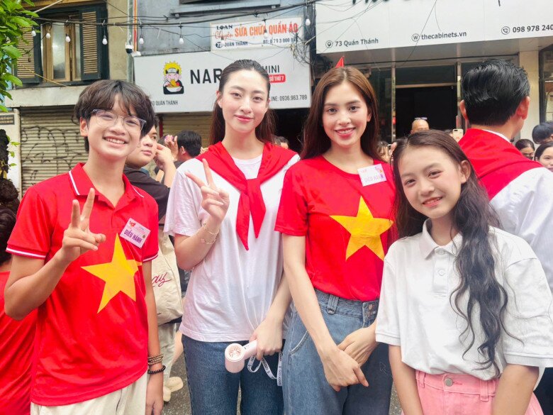 Bé gái amp;#34;đọ sắcamp;#34; 2 Hoa hậu Việt ở Lễ diễu binh, diễu hành 2/9: Cực giỏi, từng chung sân khấu MC Lại Văn Sâm, Hoài Anh - 5