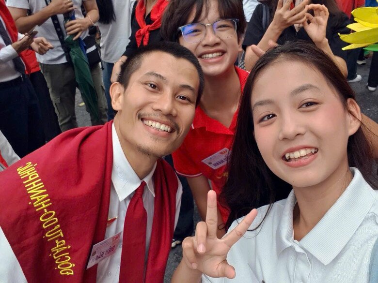 Bé gái amp;#34;đọ sắcamp;#34; 2 Hoa hậu Việt ở Lễ diễu binh, diễu hành 2/9: Cực giỏi, từng chung sân khấu MC Lại Văn Sâm, Hoài Anh - 4