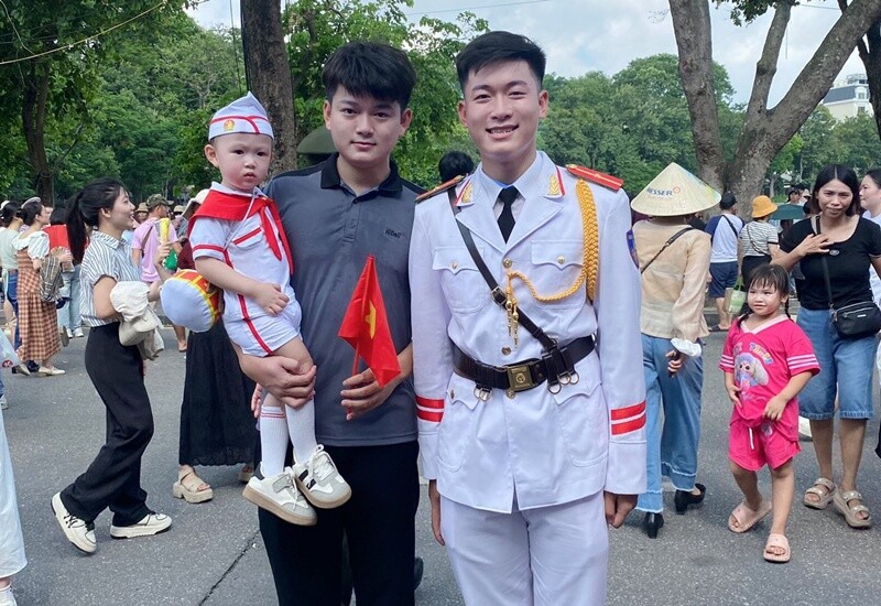 "Ủa, bảo cho mình xem máy bay mà chưa thấy đâu, lại bắt mình chụp ảnh ư?". (Ảnh sưu tầm MXH)