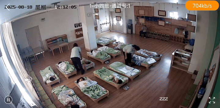 Các cô giáo cùng đi kiểm tra học sinh để đảm bảo bé an toàn trong lúc ngủ.