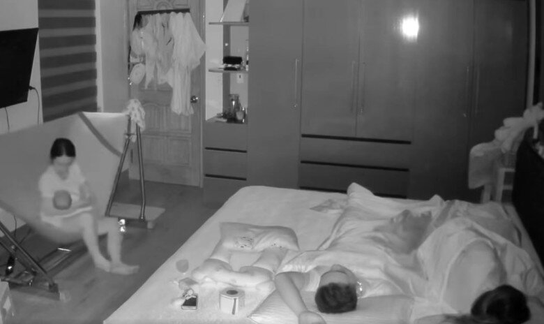 Camera ghi cảnh giữa đêm vợ chồng đang ngủ, mẹ chồng âm thầm làm một việc khiến con dâu phải đi kể khắp nơi - 2