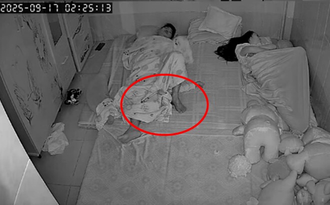 Cặp vợ chồng để con nằm giữa khi ngủ chung giường, hình ảnh camera giám sát gây giật mình - 2