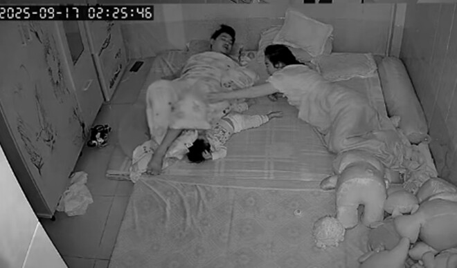 Người vợ nhanh chóng gọi chồng dậy để giải cứu con.