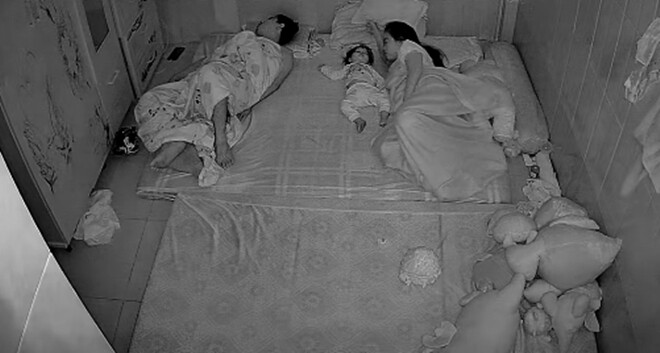 Cặp vợ chồng để con nằm giữa khi ngủ chung giường, hình ảnh camera giám sát gây giật mình - 5